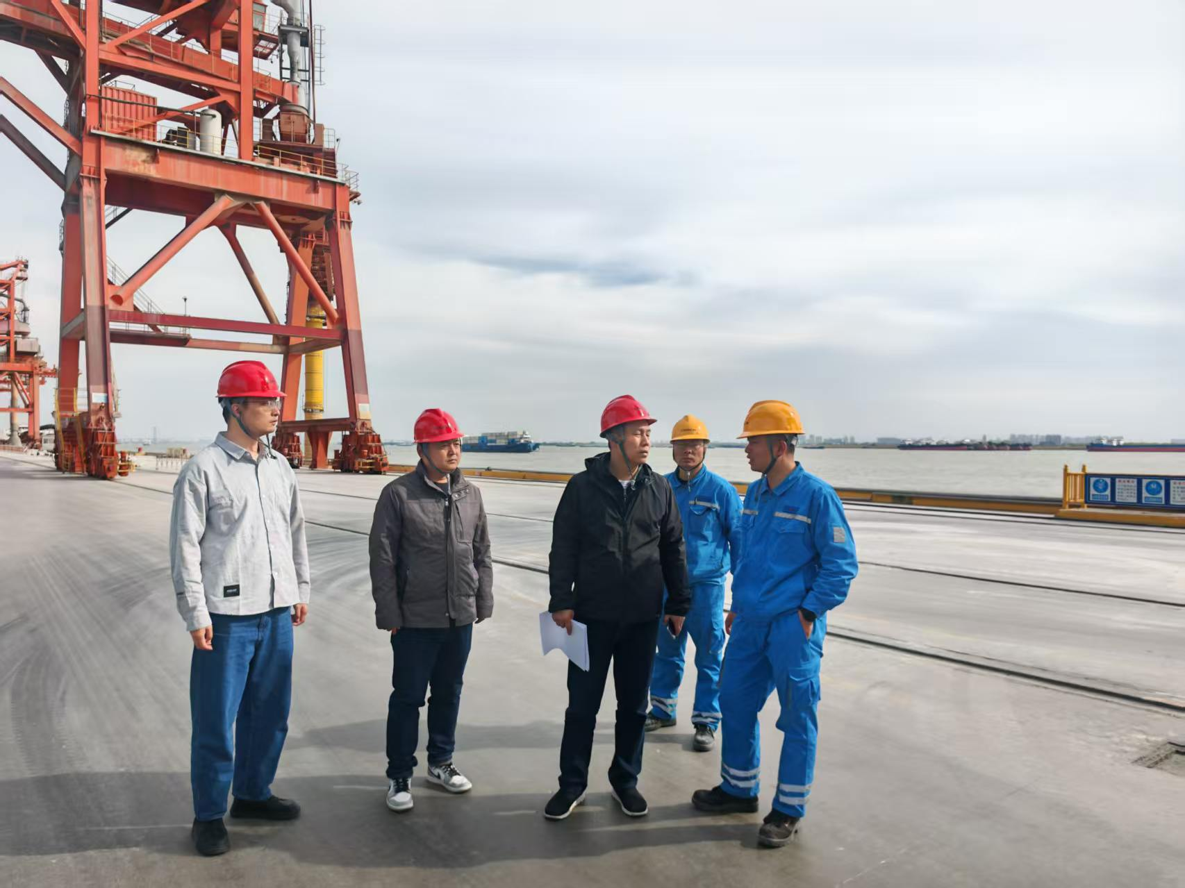 扬州审计人员实地查看码头抑尘政策落实