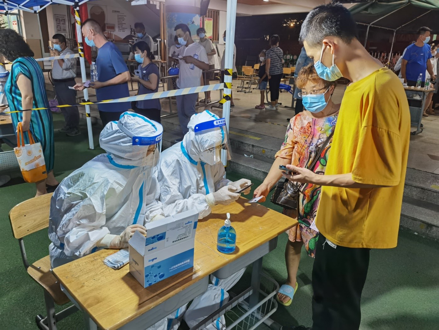 省审计厅志愿者积极参加山西路社区核酸检测志愿服务