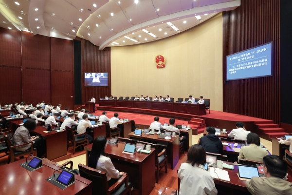 刘军厅长向省人大常委会作2025年度省级预算执行审计工作报告